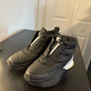 Sorel Women’s Black and white Out N About III Puffy Zip waterproof boot